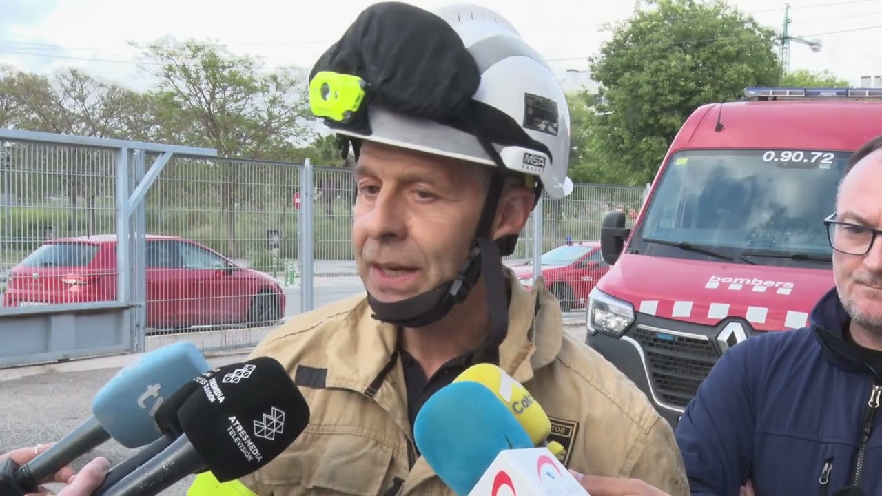 Los Bombers dan por controlado el incendio de Vilanova pero avisan que la nave puede “colapsar”