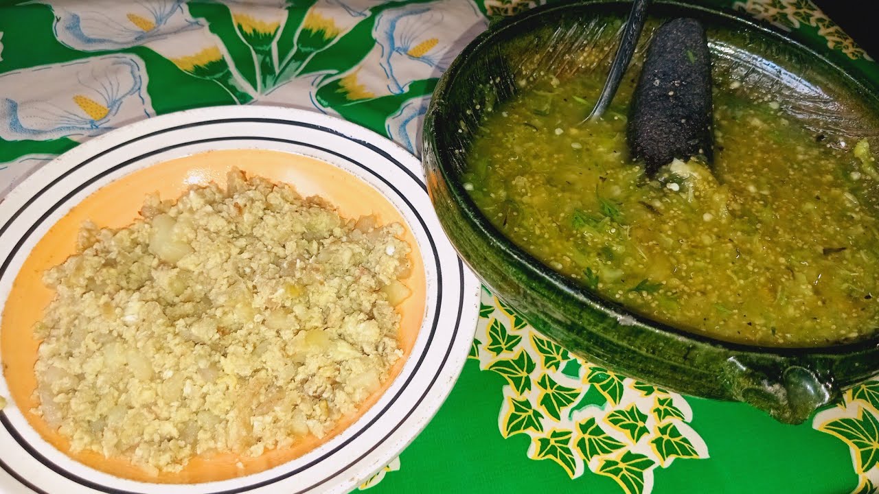 Preparo 🥔 papa con huevo acompañado de una deliciosa salsa de tomatillos.