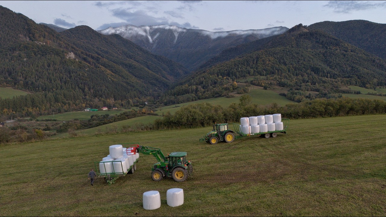 Сбор Тюков Сенажа на Холме с Тракторами John Deere 6M и 5M и Прицепами Pronar T024