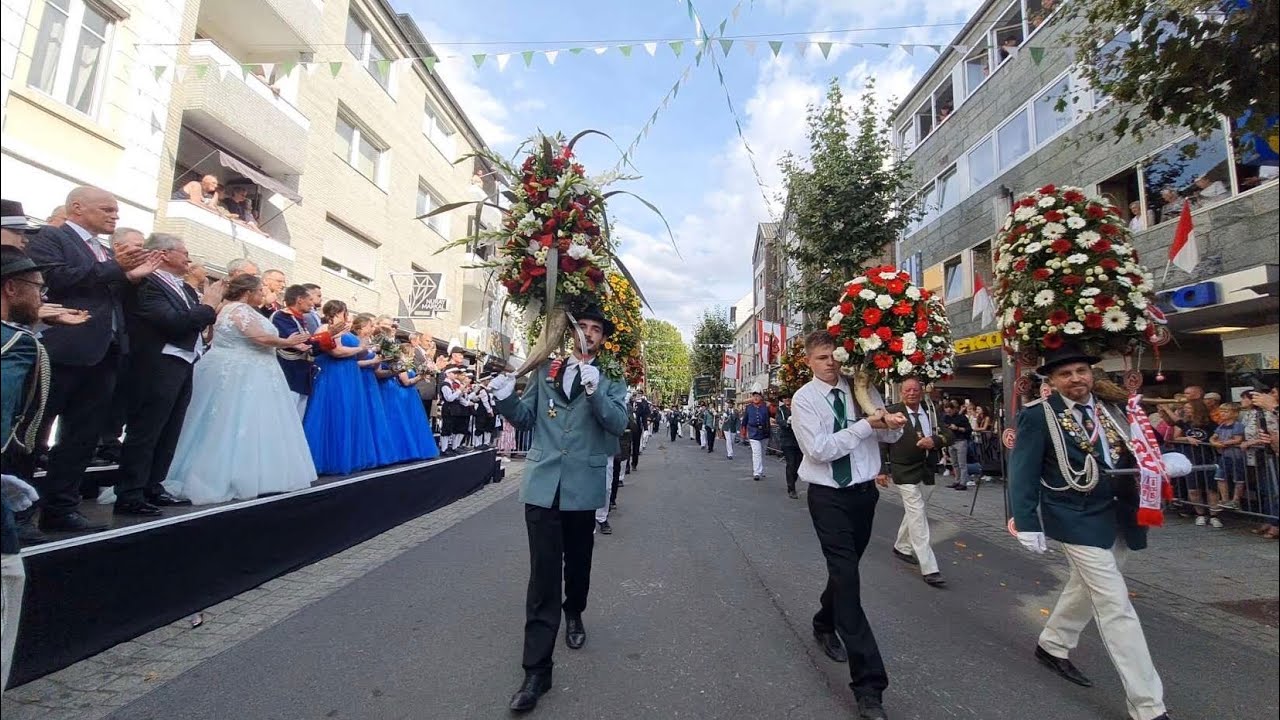 Grevenbroicher Schützenfest 2022 -  Füllhorn- und Fahnenparade vom Sonntag 4. September 2022