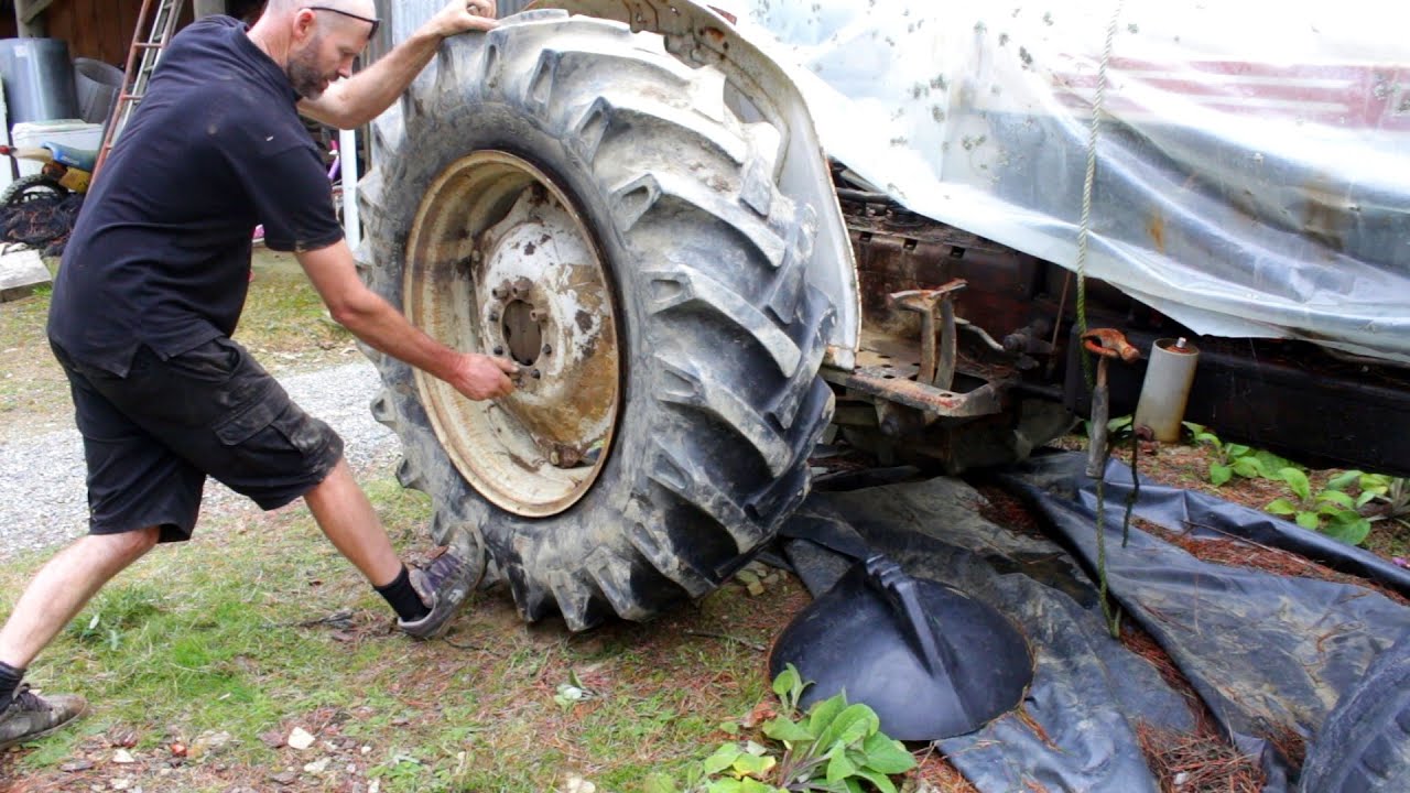 Fixing a flat Tractor tyre & Grading a flood damaged trail