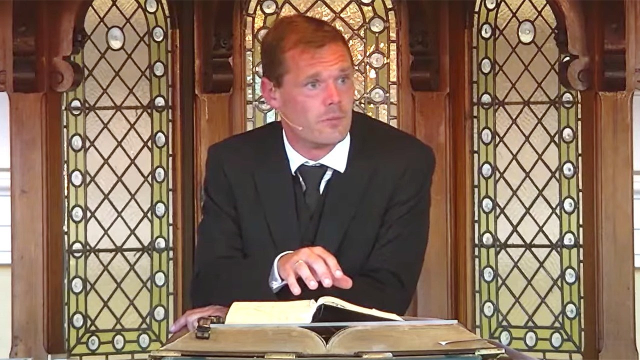 Mag ik u dan dringend verzoeken om komende zondag andersom in uw bank te gaan zitten.