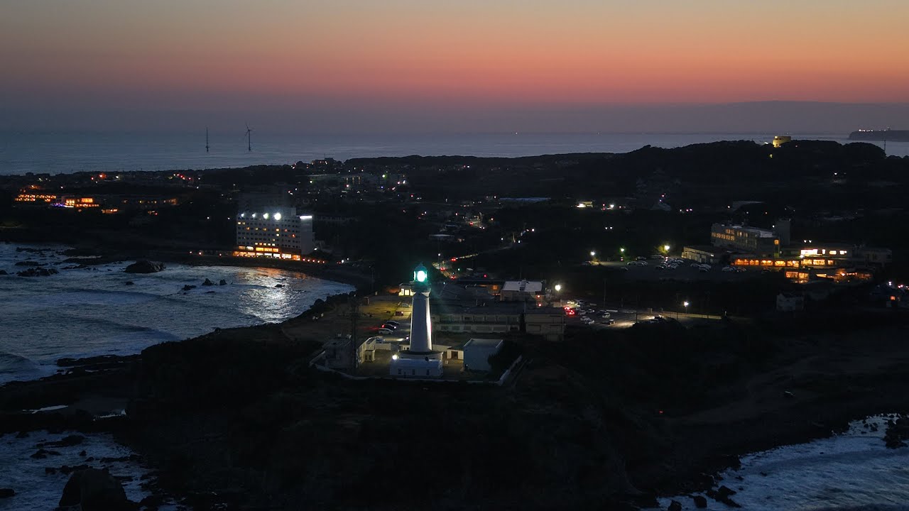 【空散歩】夕暮れの犬吠埼灯台を空から〜海を照らす光の塔〜
