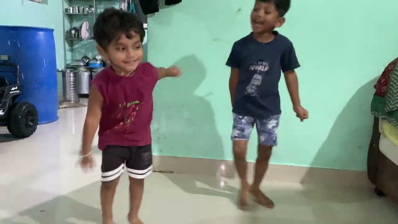 🤩 भूगा बॉबीला शिकवतोय डांसिन्ग लेडीचा डान्स 😂 #youtube #youtubeshorts #youtubevideos #ytshorts 