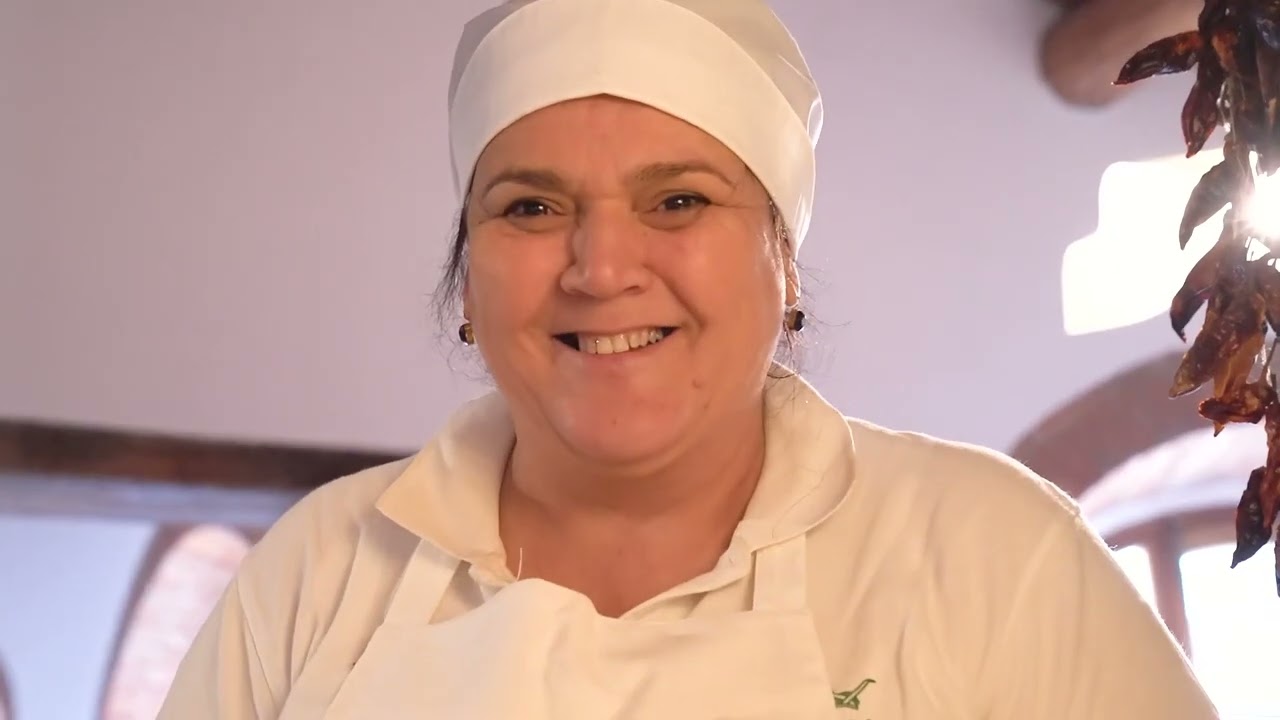 Today in La Vialla's kitchen, Aida cooks risotto style spaghetti with tomatoes