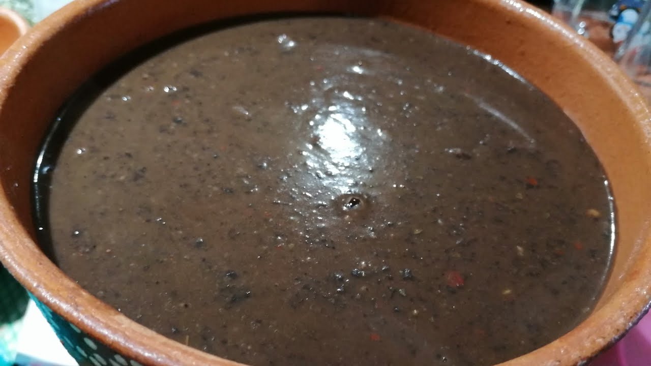 PASTA DE FRIJOL CON HOJAS DE AGUACATE