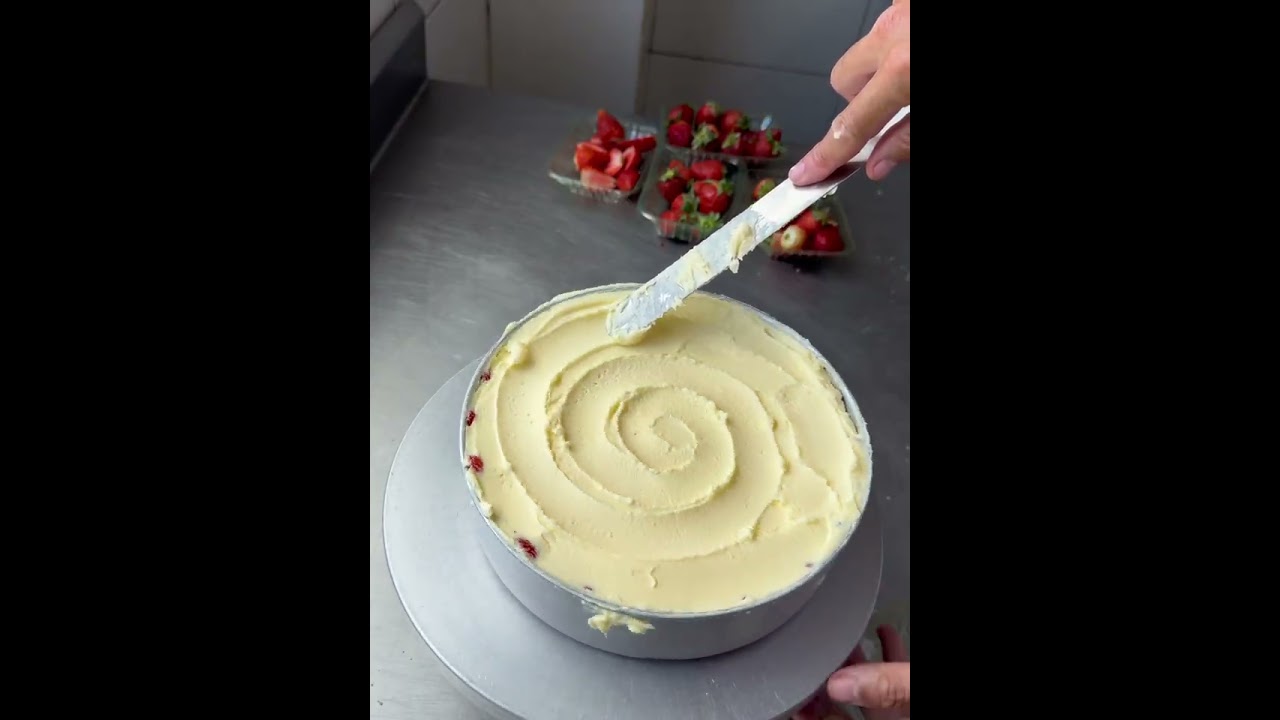 Cheesecake de Morango Cremosa que Encanta no Primeiro Corte