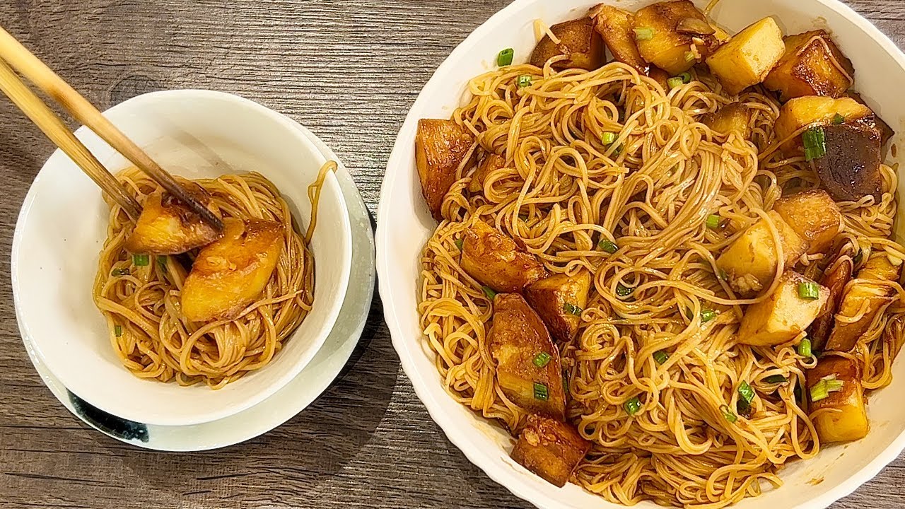 Просто картошка и лапша, она такая вкусная, что я готовлю ее почти каждый день! Просто и вкусно!!