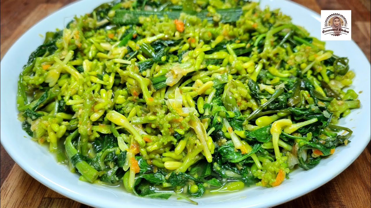 Жареные цветы папайи, приправленные листьями пандана, — фирменное блюдо Манадо. Лучшее блюдо.