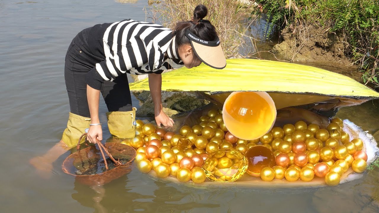 Uncovering Nature's Secret:Rural Girl Finds a Giant, Bizarre Clam in the Wild and Hits Pearl Jackpot
