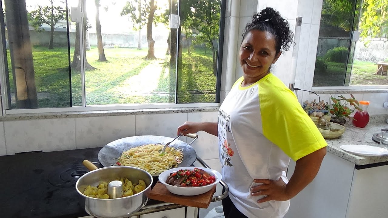 BARRIGA SUÍNA NO ARADO MACARRÃO SOLTINHO BATATA DOCE NO FORNO DE LENHA