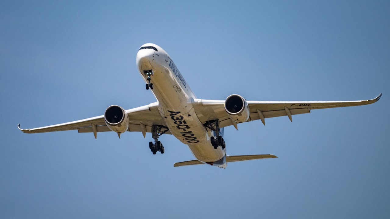 Airbus A350-1000 оглушительно прорывается сквозь небо – зрелищное шоу на авиасалоне в Париже 2025