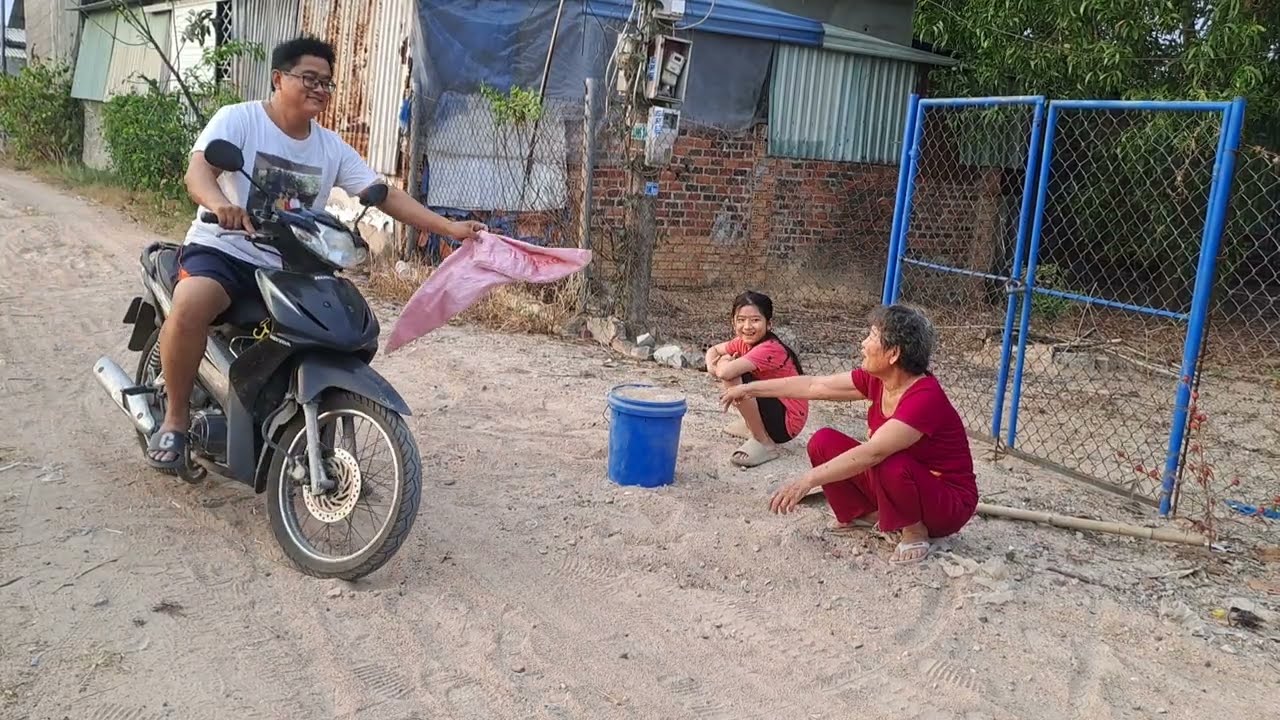 (36) Xúc Cát cho xe máy đi đỡ té