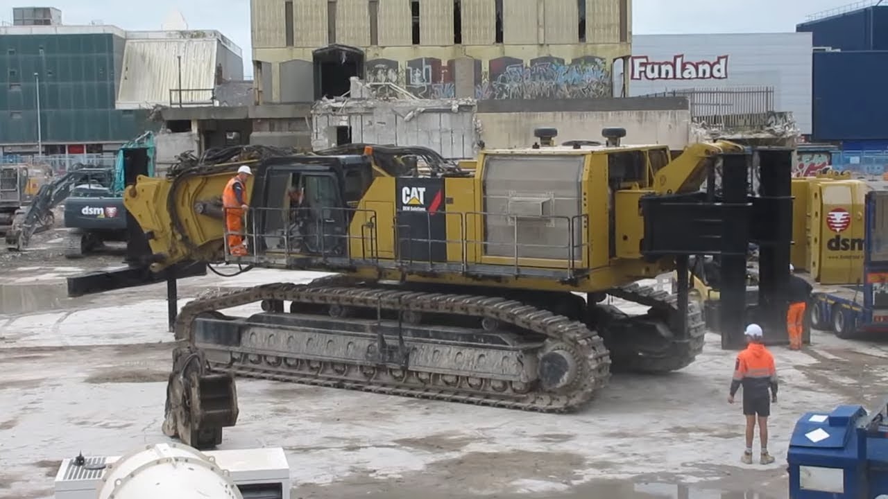 BIG BEAUTIFUL BEAST PART 1 SOME CLIPS  FROM HIGH REACH BEING SET UP BLACKPOOL DEMOLITION 05/07/2025