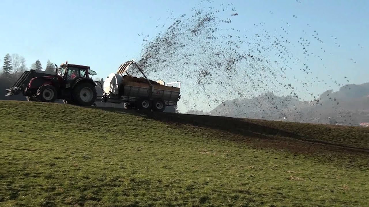 Valtra mit gafner xl Seitenstreuer