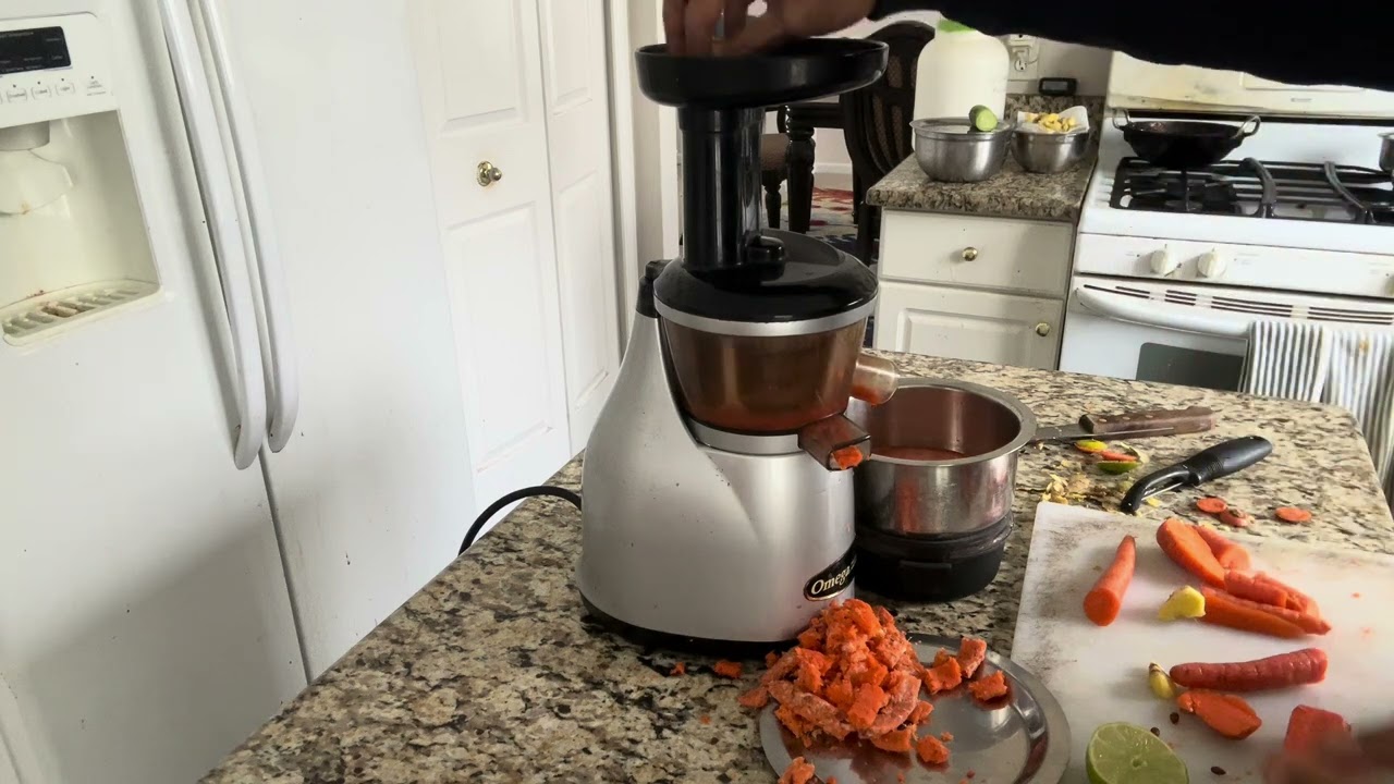 Juicing: Carrots, apples, ginger and lemon. Self made, homemade, Fresh juice. Made just now.