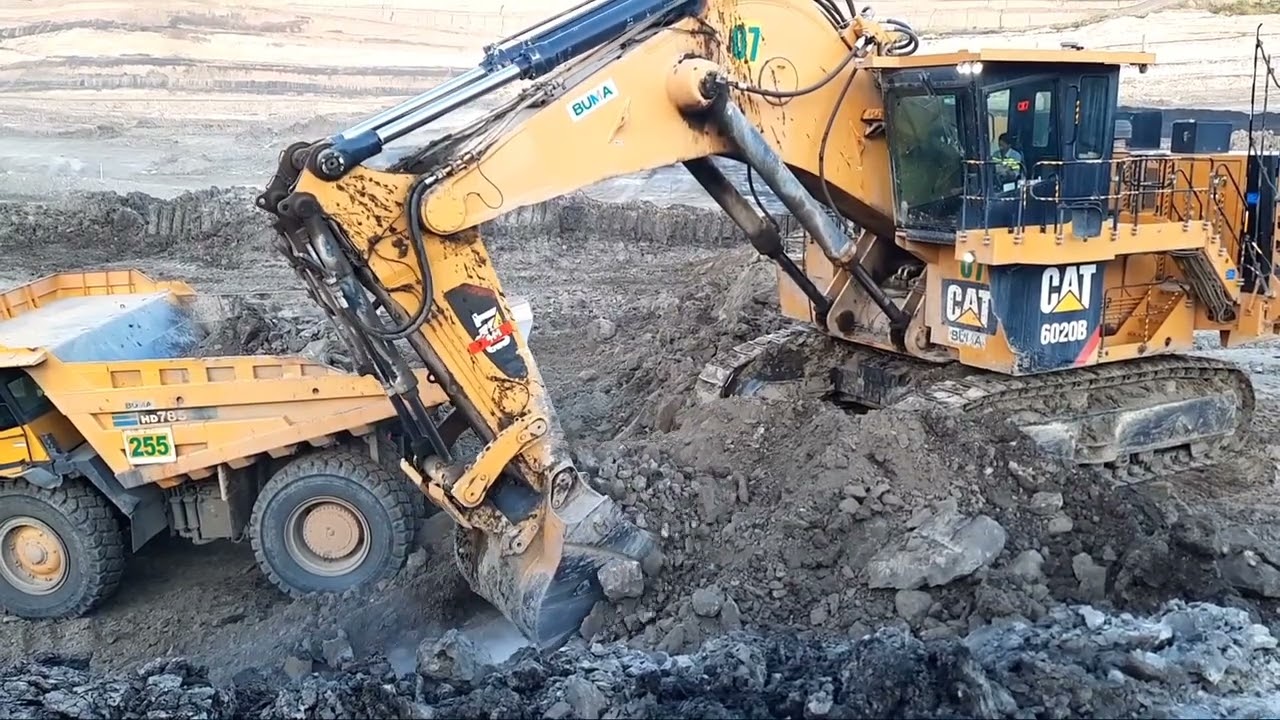 Caterpillar 6020B Excavator vs Komatsu HD785