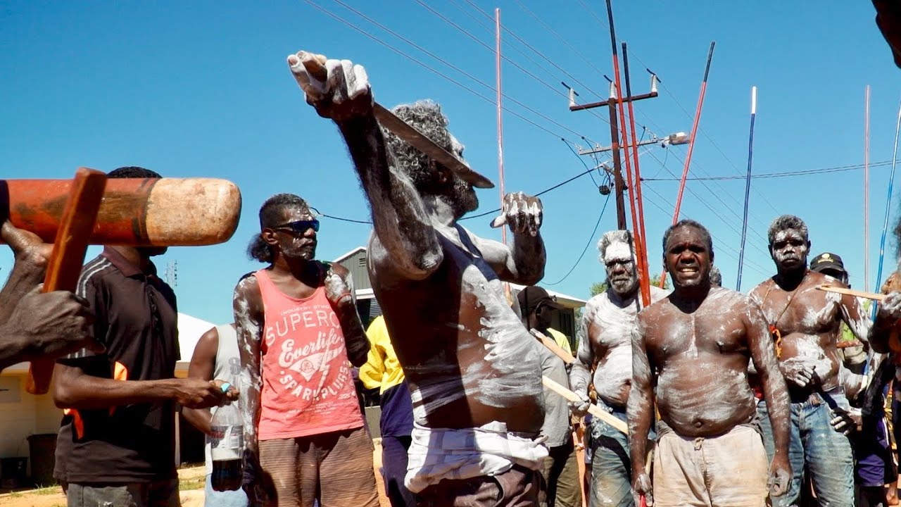 Baniyala Arriving - Numbulwar Mardayin