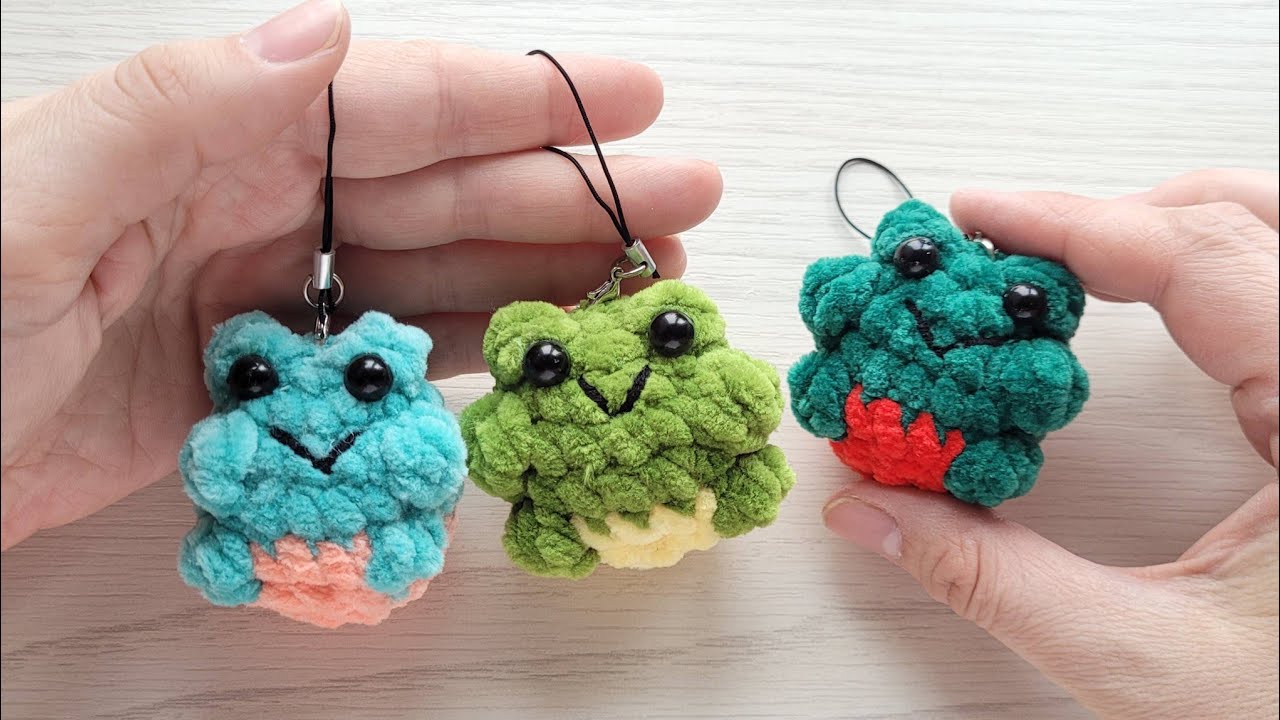 ЛЯГУШКА БРЕЛОК ИЗ ПЛЮШЕВОЙ ПРЯЖИ ВЯЗАНАЯ  КРЮЧКОМ 🐸crochet frog tutorial🐸gehäkelter frosch