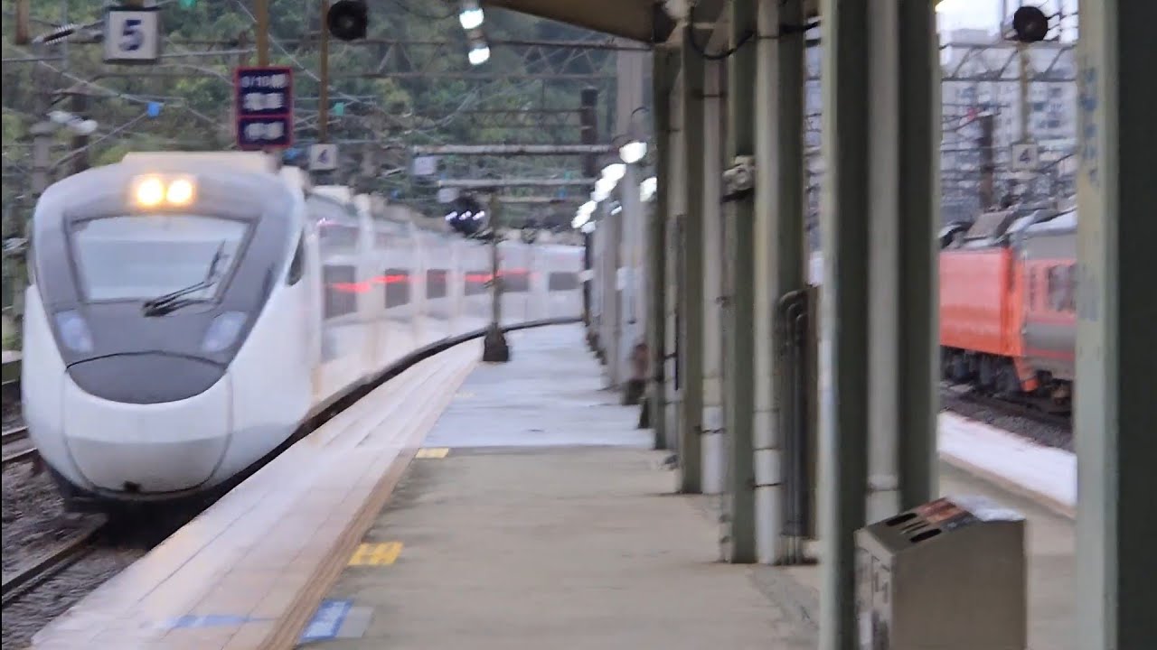 111次七堵開往枋寮直達EMU3000型十二輛編組EMU3033皮蛋豆腐騰雲號綠色帶新城際自強號，5236次樹林開往台東加班EMU3000型十二輛編組EMU3032皮蛋豆腐騰雲號綠色帶新城際自強號列車