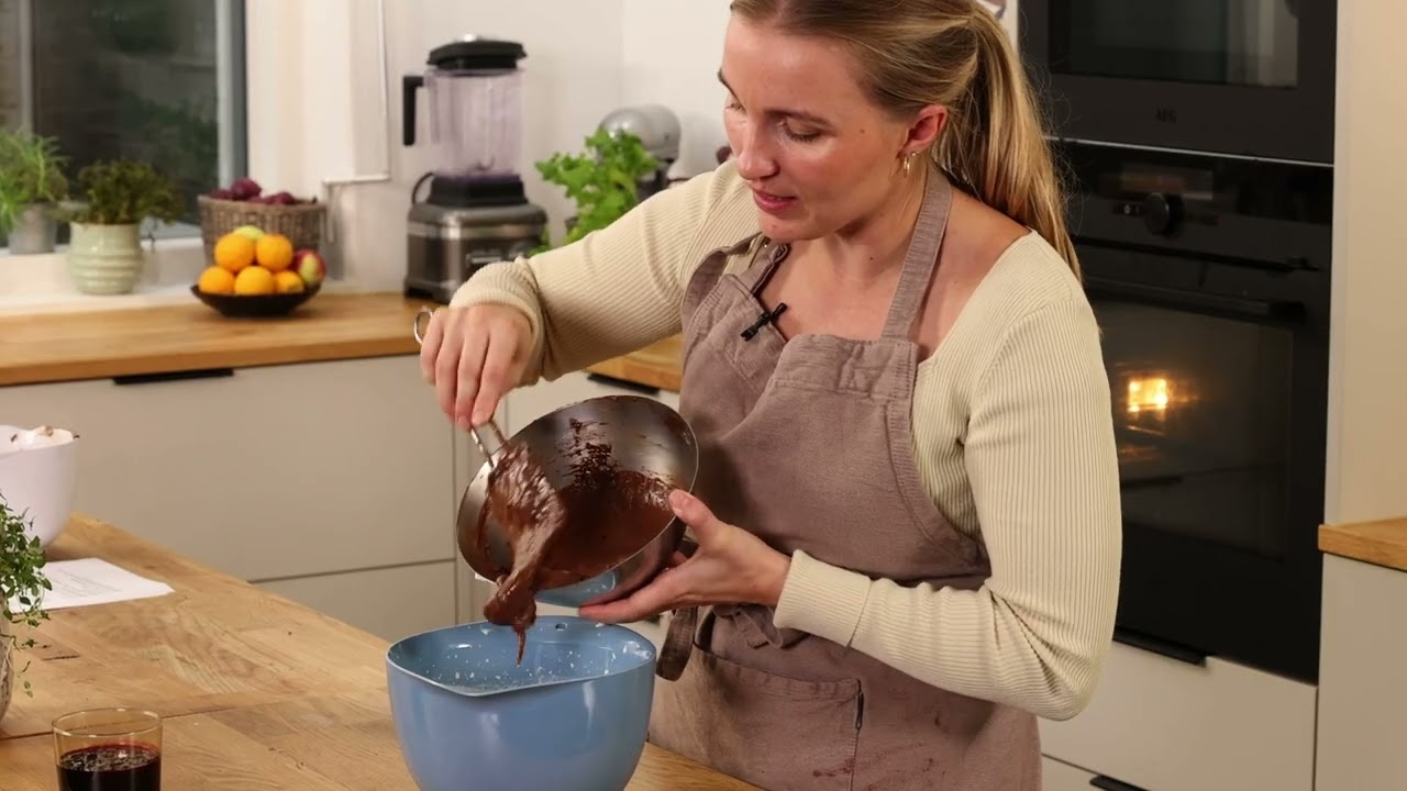 Chokolademousse med solbærkompot - Nytårsmenu fra Nemlig - Desserten