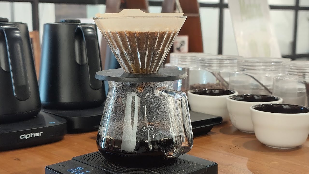 V60 Manual Brew Coffee / pour over coffee / barista / coffee beans / #v60 #pourover 