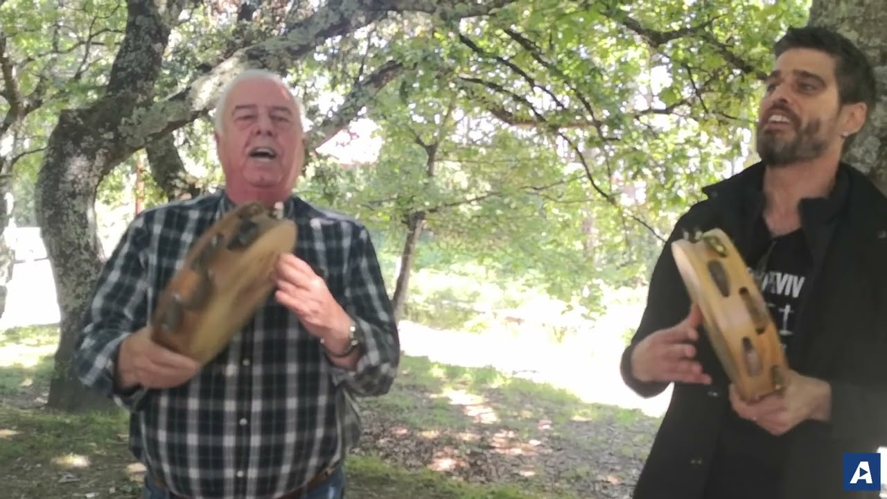 &Aacute;lvaro Costas toca a pandeireta co seu av&oacute; 'Polo', quen o introduciu na m&uacute;sica tradicional
