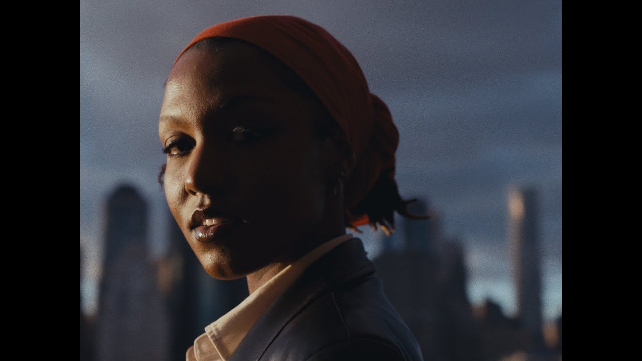 Chlo&eacute; Hogan - Mine (Official Visualizer)