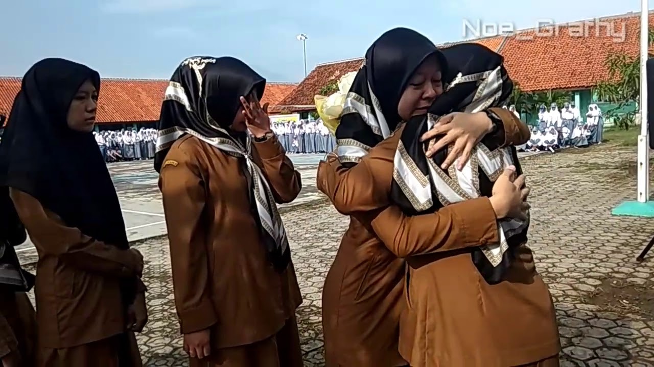Penghormatan dan perpisahan atas dedikasi guru tercinta