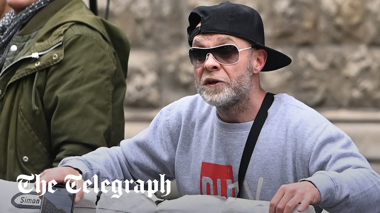 Певец группы East 17 Брайан Харви прерывает репортаж BBC News о судебном процессе при принце Гарри
