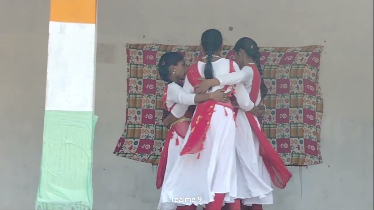 राष्ट्रीय गीत वंदेमातरम पर नृत्य करती हुई स्कूल की बच्चियों