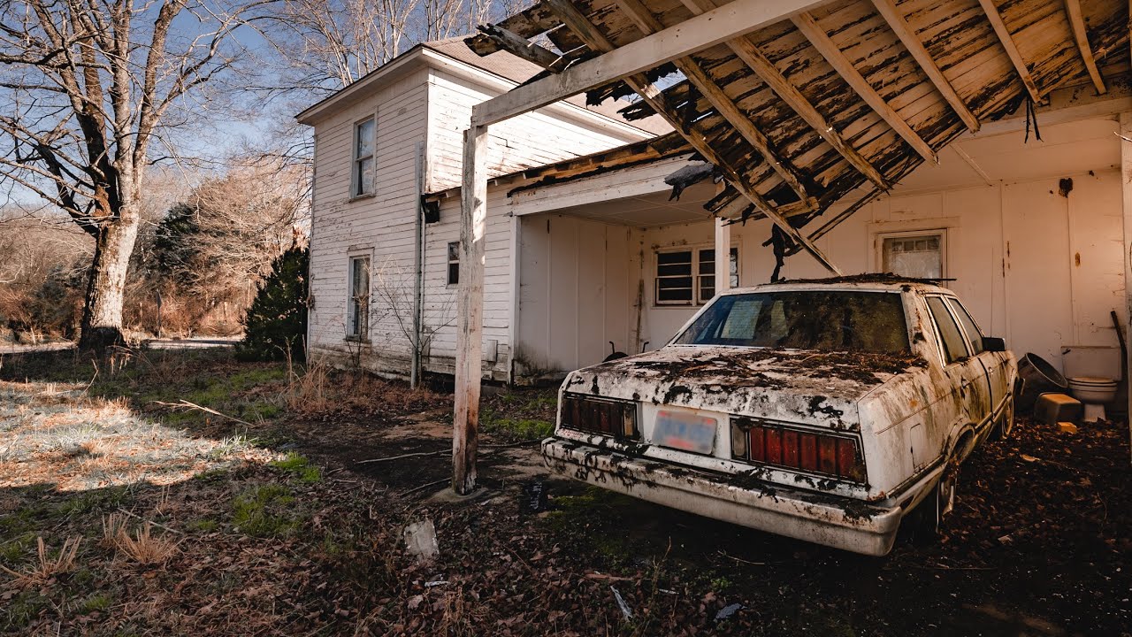 Abandoned Time Capsule | SHE DIED ON THE COUCH