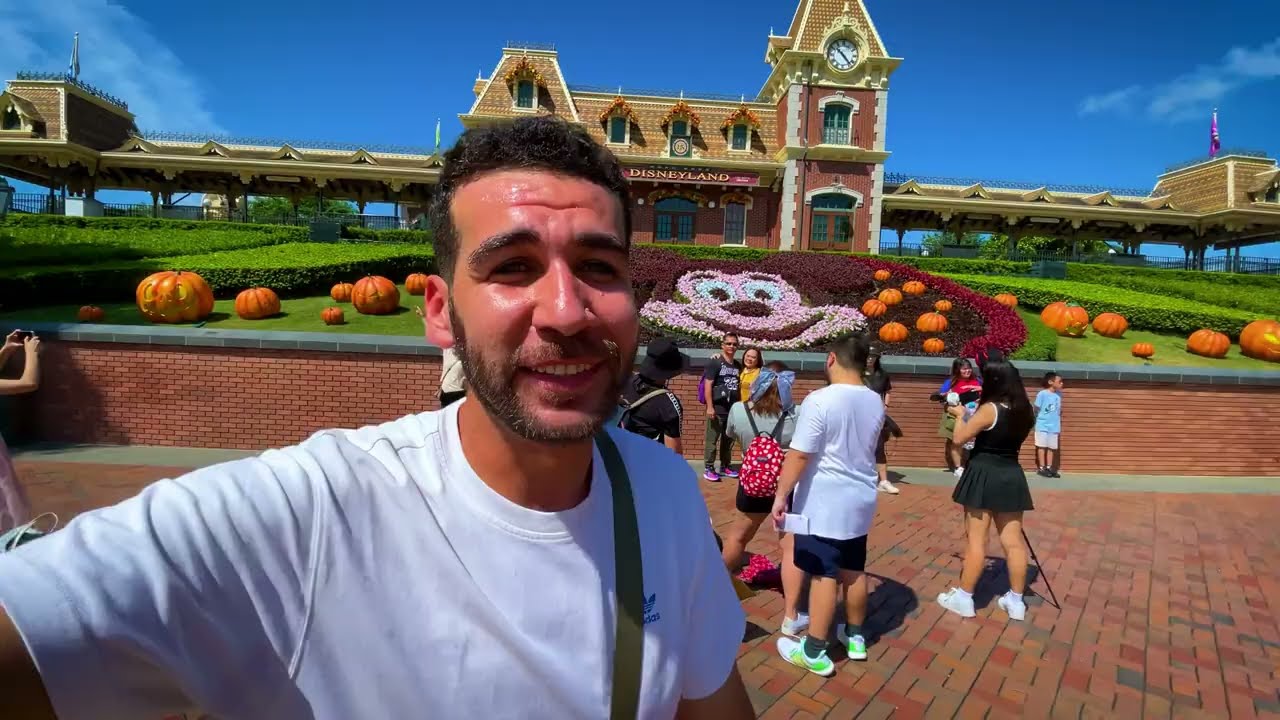 جوله مجنونه في دزني لاند هونج كونج