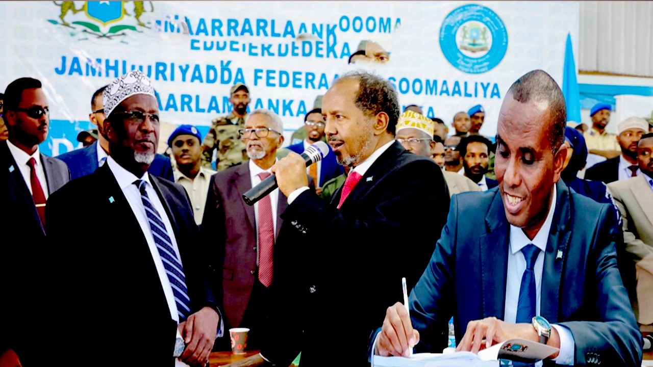 Dhaqdhaqaaqii ugu xooganaa oo ka socda Villa Somalia,MW Xasan go,aan adag qaatay, Dagaalka Dastuurka