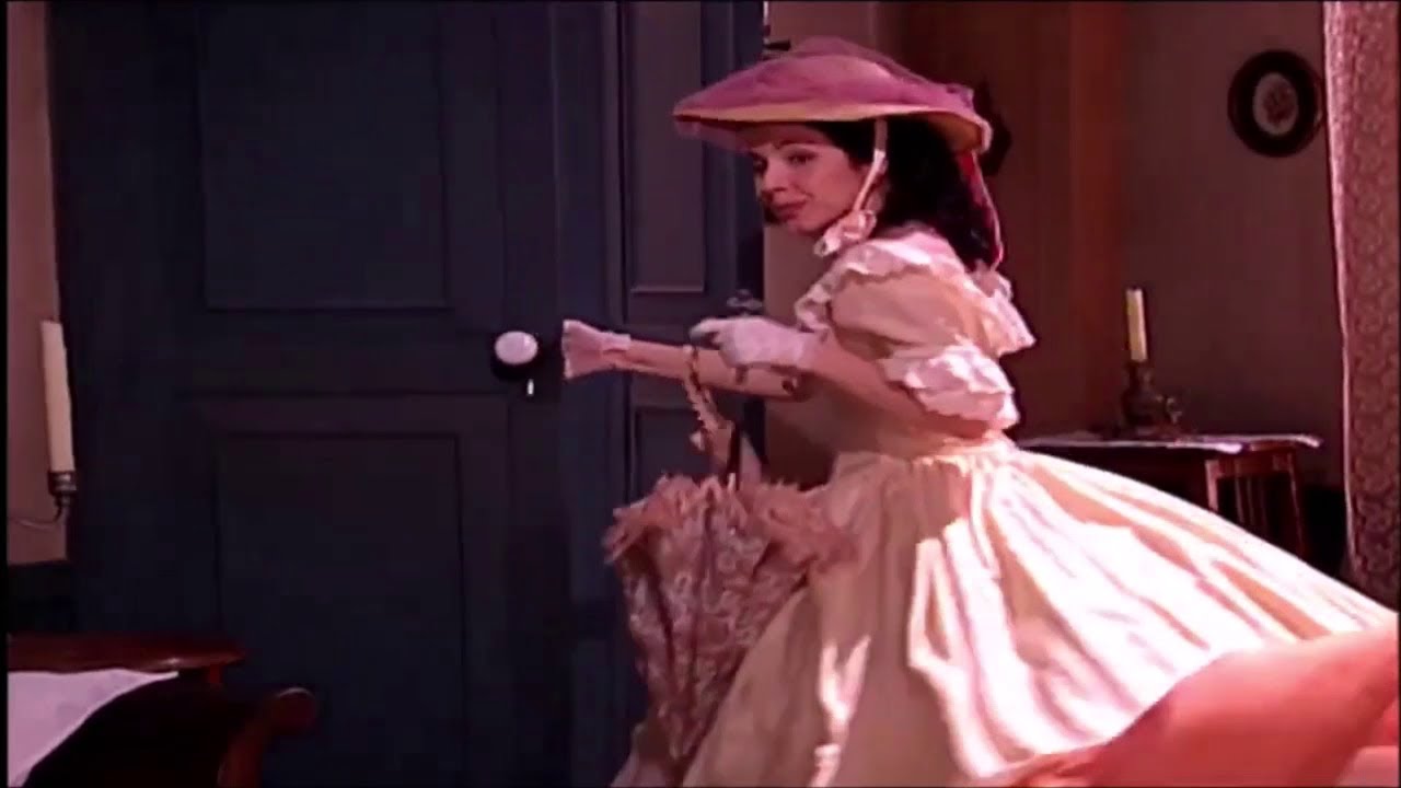 Renata Dominguez in a big yellow dress with orange trim - A Escrava Isaura (E161, 2004)