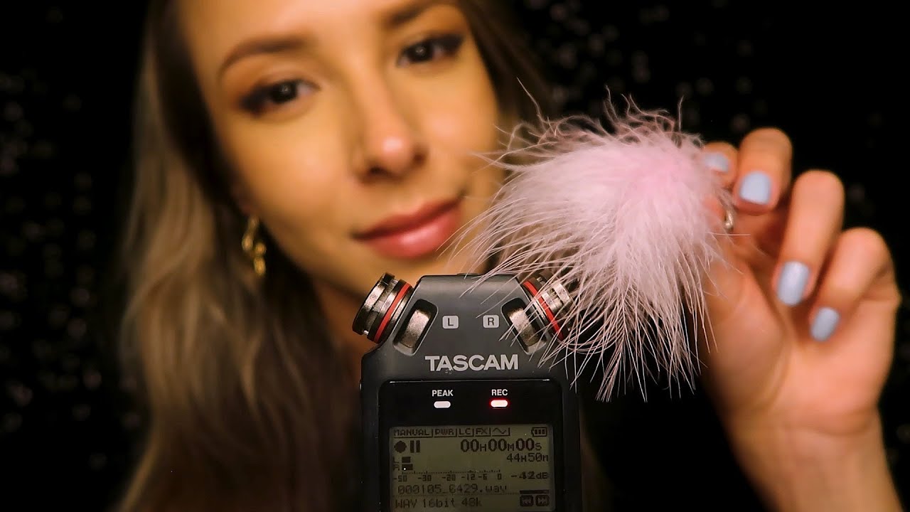 ASMR 🛋️ SUUUPER suave e DELICADO com o tascam (fala mansa, ambiente escuro, microfone brushing..)
