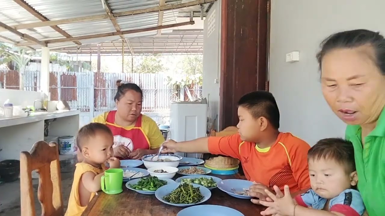 มากินข้าวนำกันเด้อพี่น้องมีลาบปลาตองส้มผักเสี้ยนลวกผักจ้า