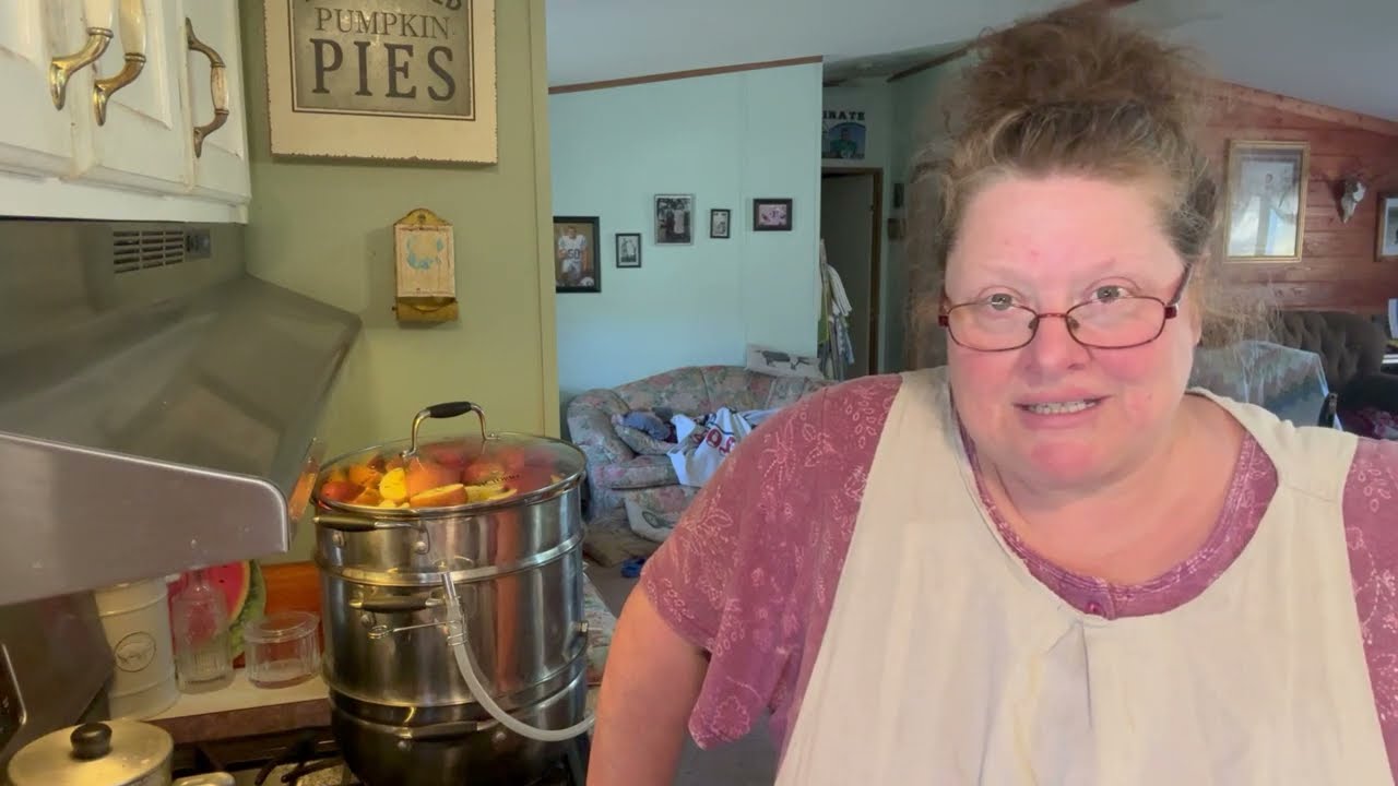 Homemade Apple Juice Using a Steam Juicer/  Delish!