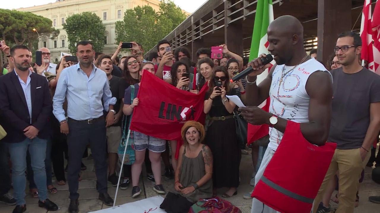 Migranti, a Bari il sit-in per Aquarius. Il sindaco Decaro: 