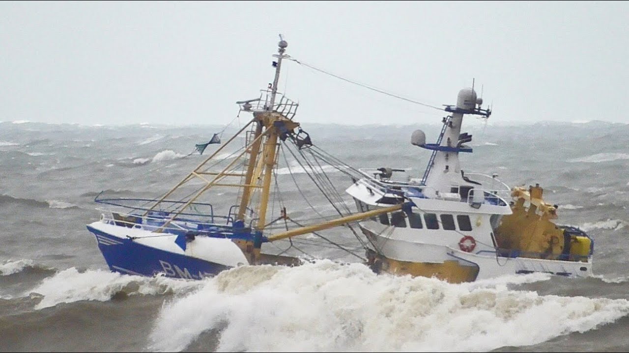 BM-172 “EMILY ROSE” Surfing Into Brixham In Rough Seas | 21/3/2020
