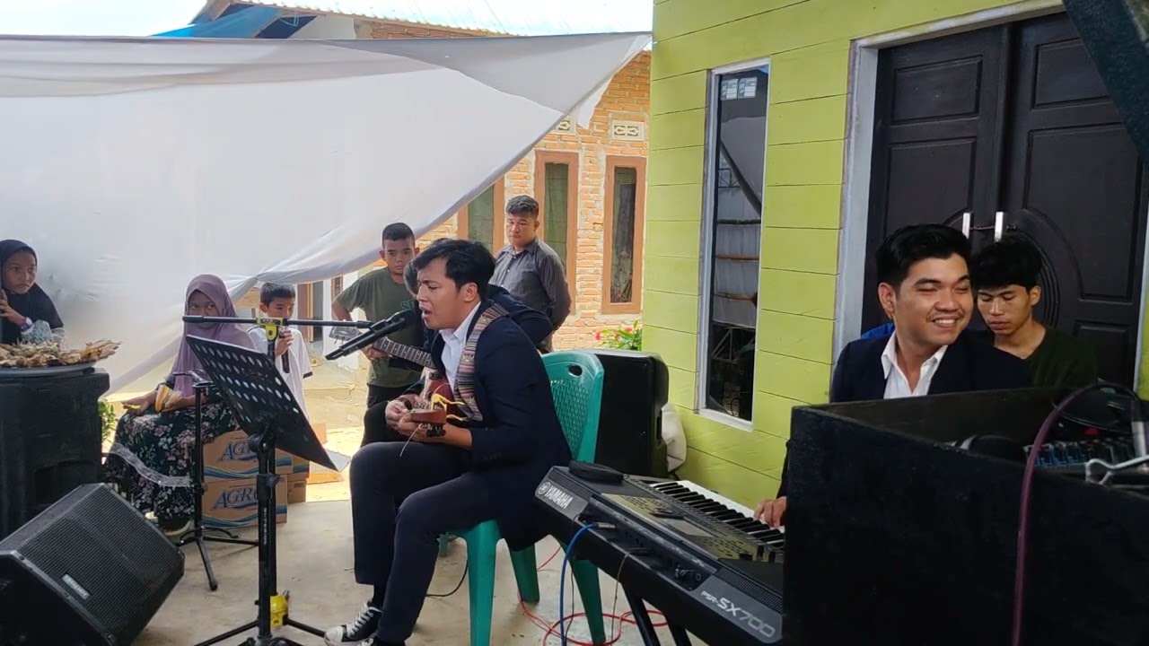 PERFOM WEKOILA GAMBUS ACARA TAHLILAN DI MOMEA