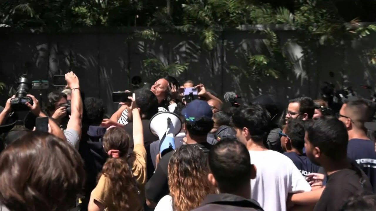 Mother of political prisoner faints at amnesty rally in Caracas | AFP