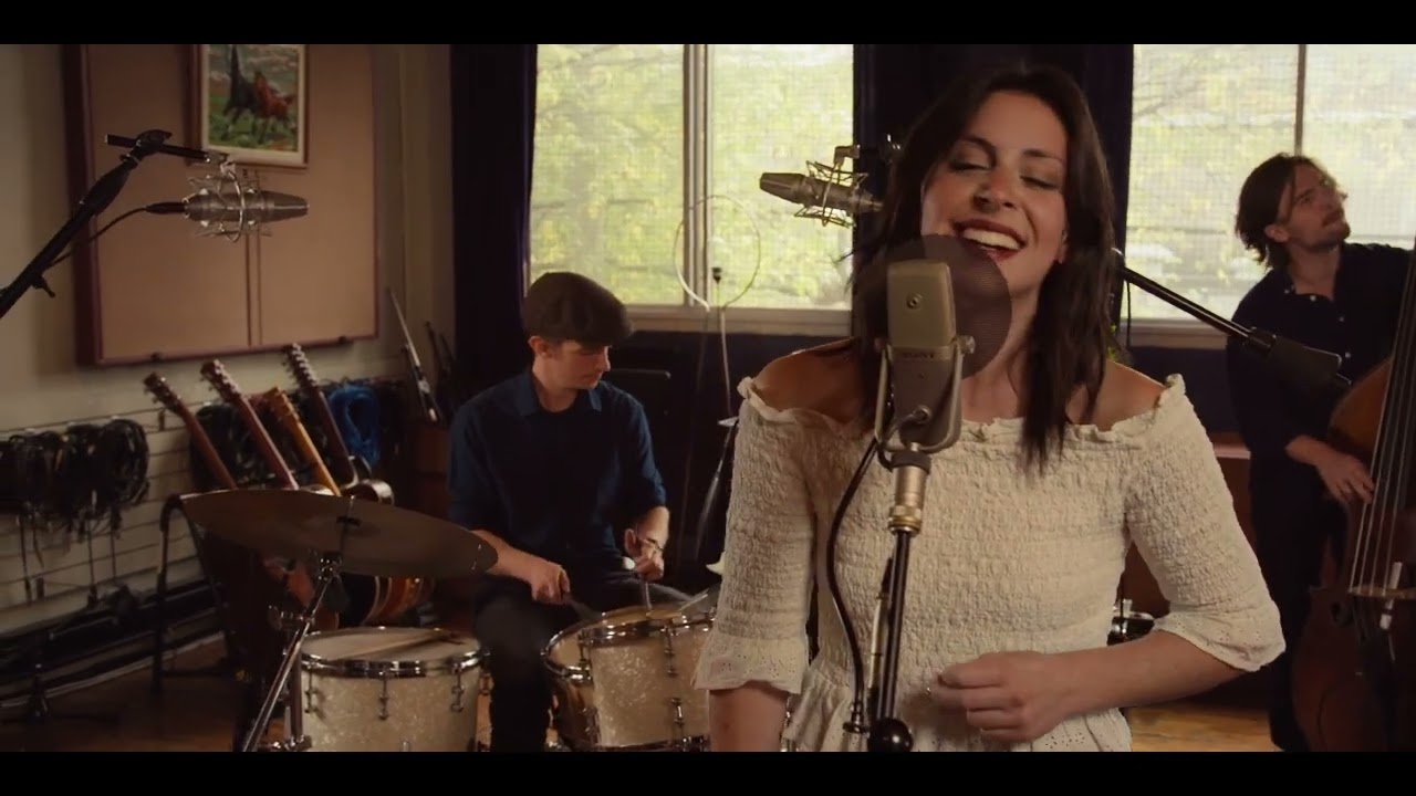 Isabella Hallia Quartet - Sunday (Conn, Styne, Krueger, Miller) / Studio Madame Wood