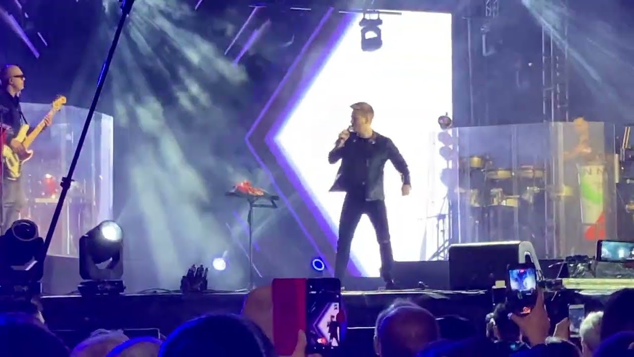 Michel Teló, abrindo o Show em Atibaia, cantando 