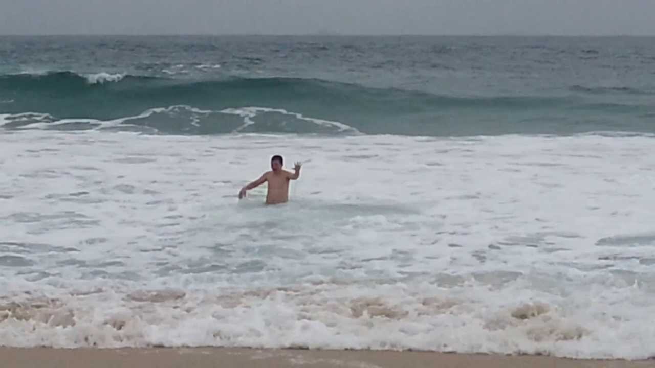 Baño en playa de Copacabana, Río de Janeiro, Brasil (lluvia y frío)