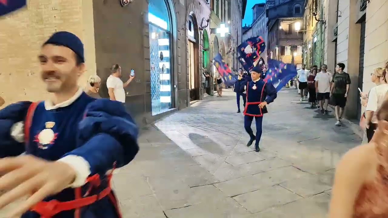 il rientro della Contrada del Nicchio dal giro di visita e omaggi alle Consorelle 2024