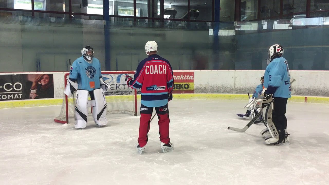 Michal Valent brankár Dukly Trenčín ako brankársky tréner v kempe amatérov