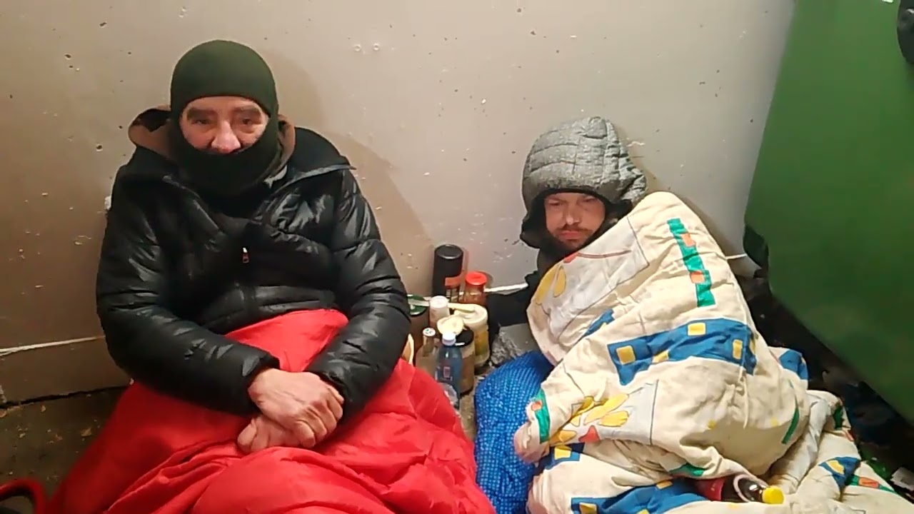 Bezdomni przy śmietniku walka o przetrwanie na ulicy