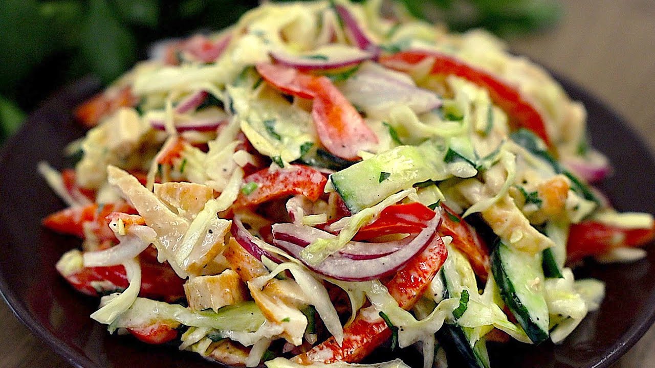 Leichter, herzhafter und leckerer Salat aus H&auml;hnchenbrust und Gem&uuml;se.