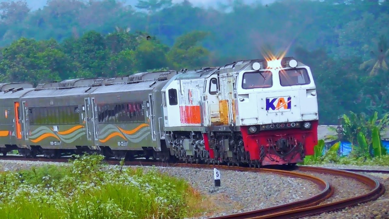 KERETA API BERKELPALA DUA NGACIR TERASA TANPA BEBAN KA FAJAR YOGYAKARTA NGEBUT DI TIBER KEDIRI